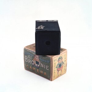 10278414
� NMeM
Kodak Brownie camera with original box, c 1902.