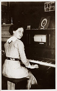 10428631
� NMeM - Kodak Collection
Woman sitting at a player-piano, c 1910.