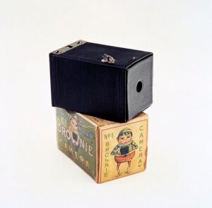 10302281
� NMeM
Kodak Brownie camera with original box, c 1902.