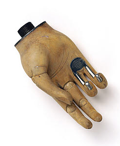 10327270
� Science Museum
'Openshaw' artificial hand, c 1919.