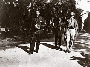 10318378
� Science Museum Archive
C S Rolls and C Johnson before the start of the Paris-Boulogne Race, 1899.
