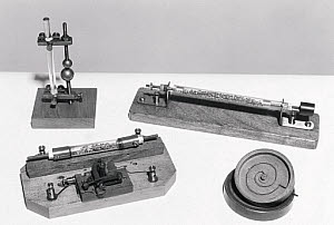 10251651
� Science Museum
Lodge spark gap, Hertz spark gap, and two transmitting discs.