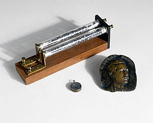 10325810
� Science Museum
Coherer, 1894, bas-relief of Guglielmo Marconi, 1903, and locket, c 1916.