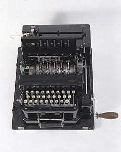 10305550
� Science Museum
Typex Mk III cypher machine for field use, late 1930s.