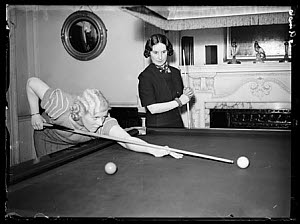 10462482
� NMeM Daily Herald Archive
Ladies snooker match, Soho, London, 1939.