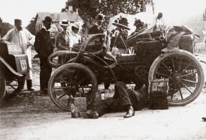 10327418
� Science Museum Archive
C S Rolls adjusting clutch prior to start of Paris-Boulogne Race, 1899.