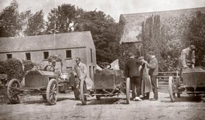 10327156
� Science Museum Archive
Three Gordon Bennett Napier motor cars, 1903.