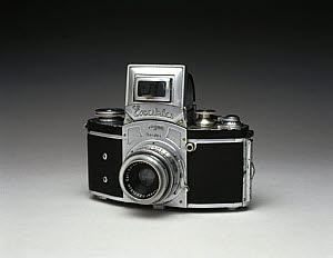10243805
Kine Exacta 35mm single lens reflex (SLR) camera, 1937.