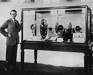 10307305
John Logie Baird presenting TV apparatus, Science Museum, 1926.