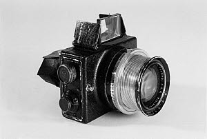 10243425
Ermanox camera with Ernostar f1.8 lens, German, 1925.