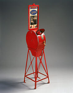 10232395
Amusement arcade mutoscope, c 1910.