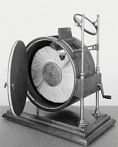 10232394
Mutoscope viewing instrument, c.1900.