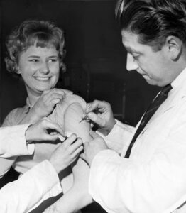10455145
&copy; Manchester Daily Express
Smallpox vaccination at Manchester Town Hall, January 1962.