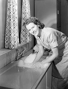 10429173
&copy; NMPFT - Photographic Advertising
Woman doing the washing up, 1948.