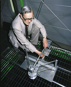 10196799
&copy; Science Museum
Professor Pippard with Foucault Pendulum mechanism, 1988.