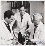 10432106
&copy; NMeM Daily Herald Archive
Sir Alexander Fleming and Mr Suchet, 1943.