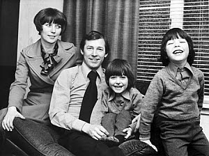 10455126
&copy; Manchester Daily Express
Alex Ferguson and family, 1977.