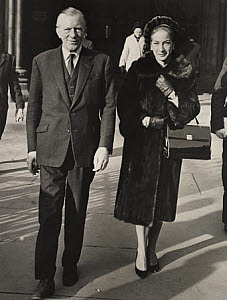 10471751
&copy; NMeM Daily Herald Archive
Jack Whittingham and his wife, the Law Courts, London, 22 November 1963.