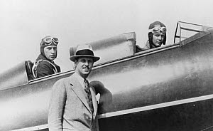 10410065
&copy; NASA
Lindbergh (right), Weick (left) and Hamilton (standing), 1927.