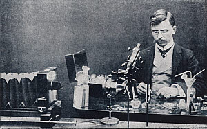 10465896
&copy; NMeM
Francis Martin Duncan with the Micro-Bioscope, February 1905.