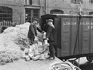 10449509
&copy; National Railway Museum
Delivery van, 1933.
