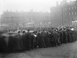 10444148
&copy; National Railway Museum
Queue of people at Huddersfield Station, First World War, 17 November 1917.