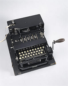 10305937
Typex Mk III cypher machine for field use, late 1930s.