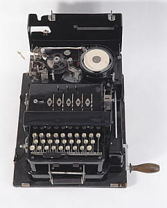 10305551
Typex Mk III cypher machine for field use, late 1930s.