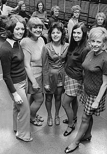 10447269
Telephone exchange operators, May 1971.