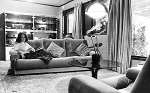 10465511
&copy; Manchester Daily Express
Barratts wooden bungalow, October 1975.