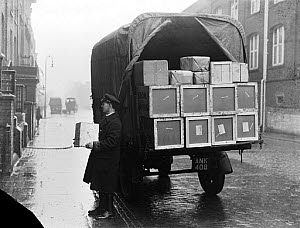 10449521
&copy; National Railway Museum
Furniture removal, 1935.