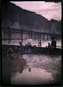 10454725
Children by the breakwater, c.1908.