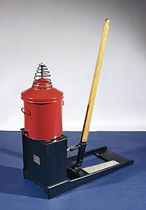 10186636
&copy; Science Museum
Sir Hiram Maxim's �Little Giant� dust extractor, c 1910.