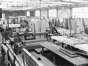 10444459
&copy; National Railway Museum
Workers at Earlestown Carriage and Wagon Works, Merseyside, June 1926.
