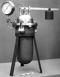 10182360
Papin's steam digester, French, c 1679.