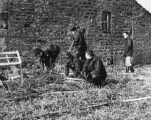 10322771
&copy; Manchester Daily Express
Police search for clues near a shallow grave, Yorkshire, c 1980s.
