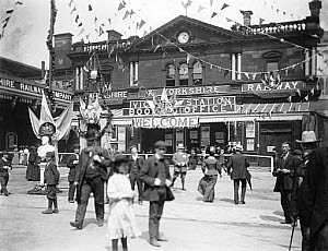 10444179
&copy; National Railway Museum
Crowds at Manchester Victoria station, 1905.