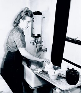 10249980
&copy; NMeM Daily Herald Archive
Washing-up, 19 December 1942.