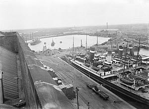 10444582
&copy; National Railway Museum
Fleetwood docks, 1910.