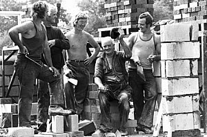 10465523
&copy; Manchester Daily Express
Three generations of �brickies�, August 1975.