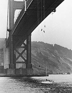 10461038
&copy; Manchester Daily Express
Bungee jumpers, Golden Gate Bridge, San Francisco, USA, October 1979.