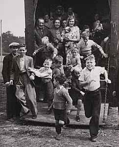 10455643
&copy; NMeM Daily Herald Archive
Hop pickers, 30 August 1950.