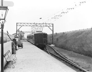 10444008
&copy; National Railway Museum
Electric locomotive and train at a station, 1913.
