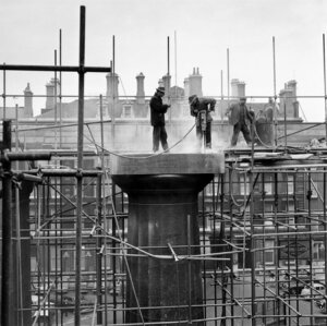 10321113
&copy; National Railway Museum
Demolishing the Doric portico at Euston Station, London, 1961.