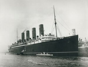 10316219
&copy; Science Museum
Turbine yacht 'Turbinia' and the turbine steamer 'Mauretania', 22 October 1907.