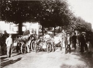 10327421
&copy; Science Museum Archive
Start of the Bordeaux-Biarritz Race, with C S Rolls� car in front, 1899.