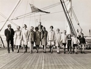10440951
&copy; NMeM Daily Herald Archive
Irish family emigrating to Canada, 1966.
