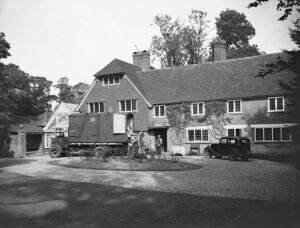 10442362
&copy; National Railway Museum
Removal van, Wexcombe Manor, Marlborough, 30 September 1937.