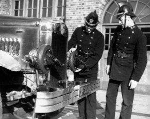 10308875
&copy; NMeM Daily Herald Archive
Leicestershire Fire Brigade fire fighters