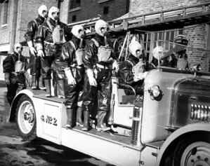 10308876
&copy; NMeM Daily Herald Archive
Leicestershire Fire Brigade fire fighters g
